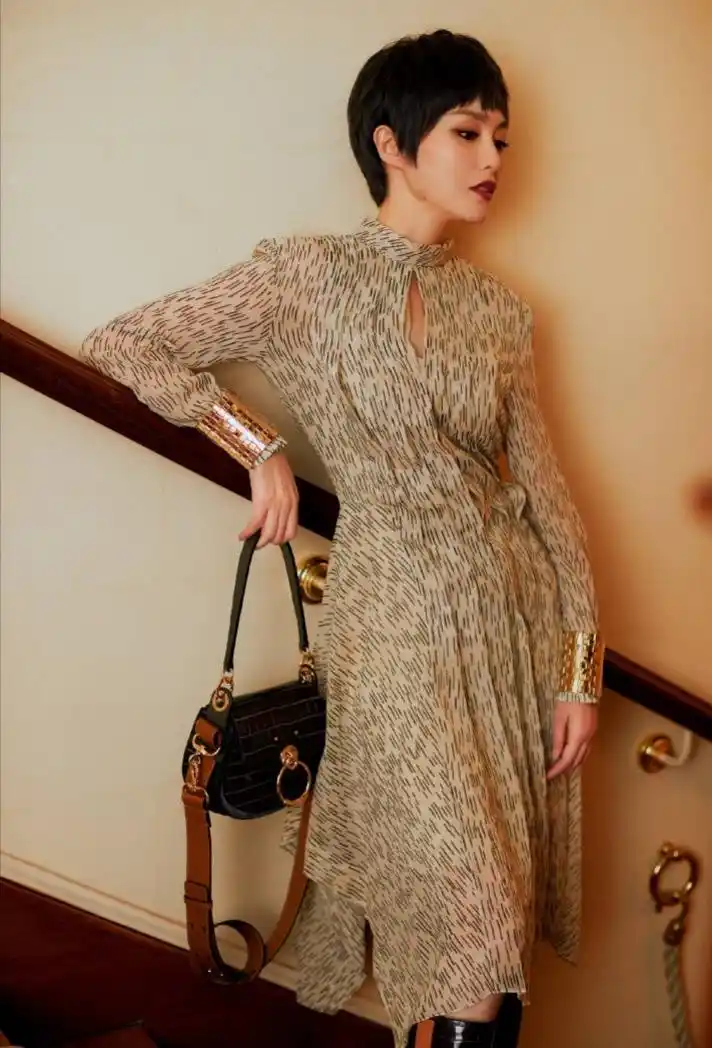 被37岁唐嫣惊艳了,穿雪纺裙配短发,明明脸没变气质却不一样