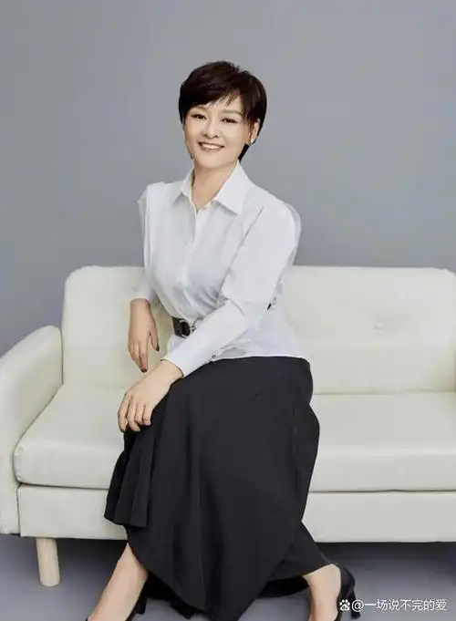 突发!前央视主持人李小萌受伤,钢条穿透脚掌,眼角受伤疑遭家暴