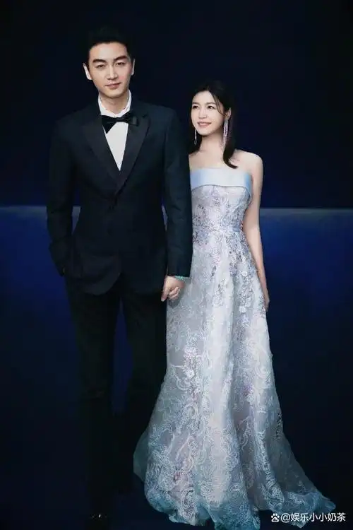 近日,一张陈晓和陈妍希罕见同框的照片在社交平台上疯传,两位明星虽然