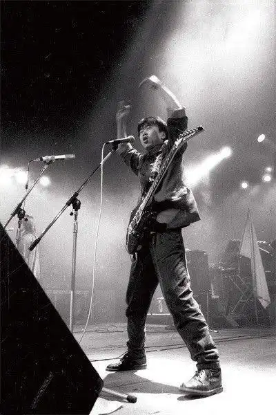 随着"封杀"解除,社会步步趋向正常,崔健的胆子大了很多.