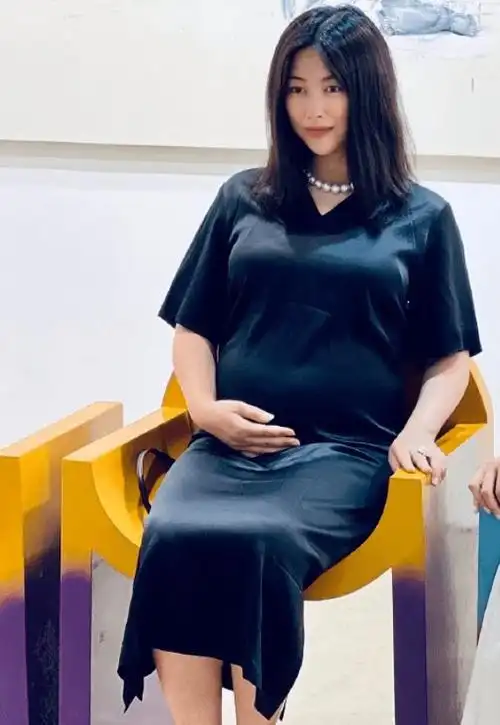 朱珠挺7个月孕肚参加晚宴被赞依然漂亮得不得了完全不用修图