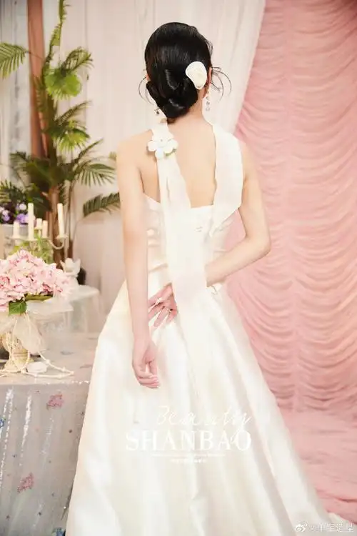 单宝造型超话单宝原创图库|婚礼新娘白纱造型@造型师单宝  无论是韩系