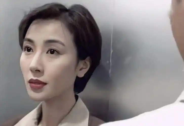 香港著名短发女神将复出,身材消瘦不到80斤,与同性密友传绯闻_袁洁莹