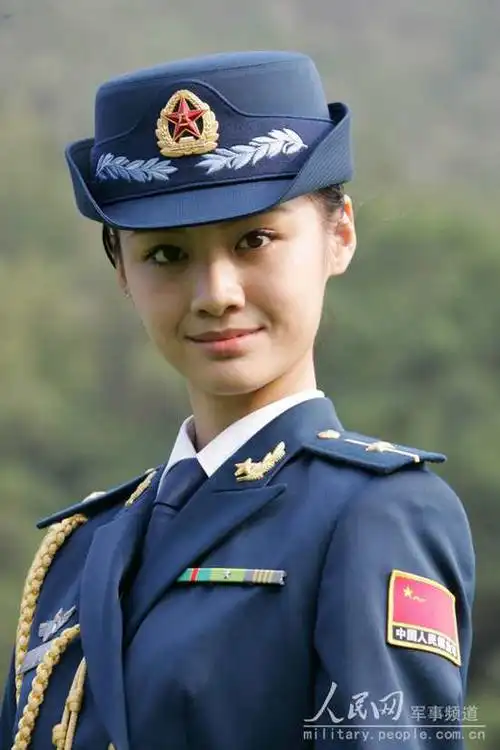 解放军女兵换发新军装