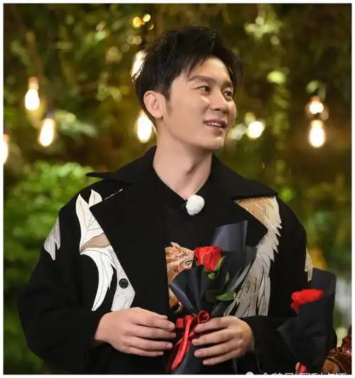 李晨现身跑男录制,看到衣服图案后,网友:范冰冰绣的?