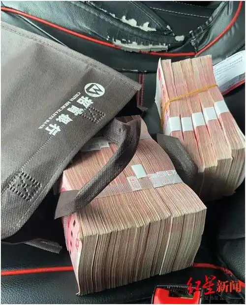 乘客15万现金掉网约车上,他立马调了头……|李建|驾驶员|网约车司机