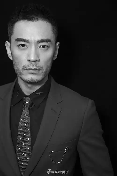 8         黑白胶片勾勒棱角分明的线条,坚定且深邃的眼神中透露出