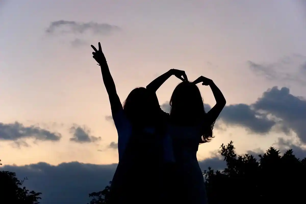 收集假期的快乐#国庆假期 #摄影 #夕阳下的背影 - 抖音