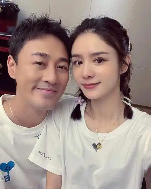 林峯老婆张馨月晒国庆出游照与公婆合影笑容满满