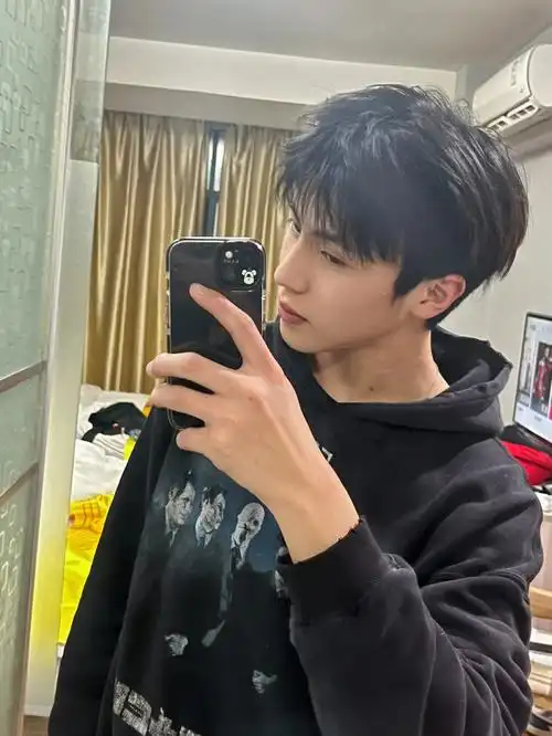 男生对镜子拍照