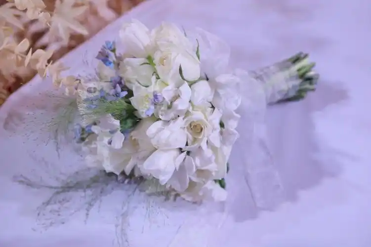 白色系郁金香婚礼手捧花