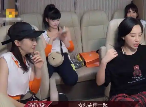 黄龄车内脱鞋不算啥,看到孟佳,注意一下镜头吧_图片_时候_一个人