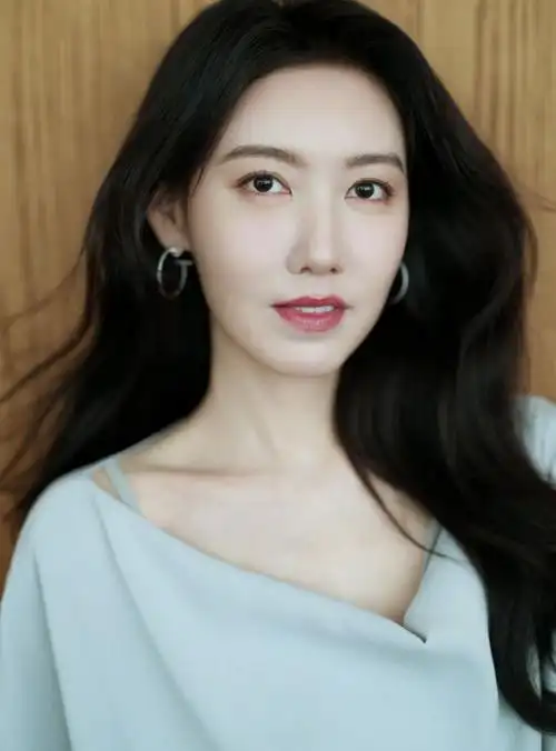《庆余年2》:本是冲着李沁去的,却被42岁的女n号惊艳了|高露|梅婷