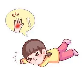 女孩摔倒骨折