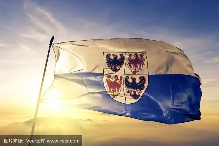 意大利特伦蒂诺南蒂罗尔地区的旗帜,纺织布,织物在日出的薄雾上摇摆