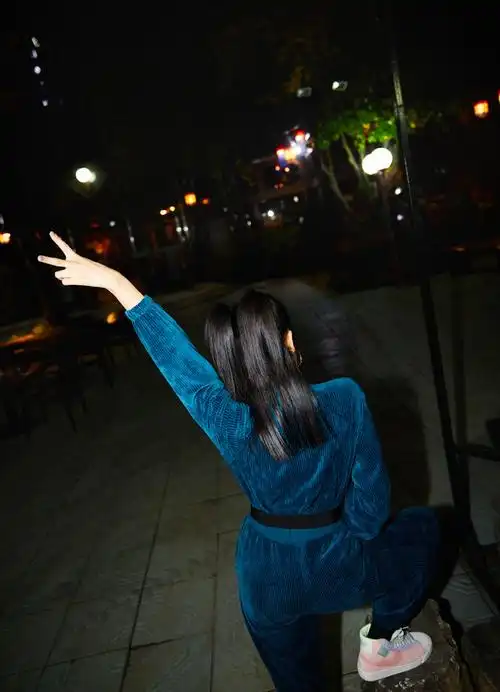 周雨彤深夜街拍写真图片712