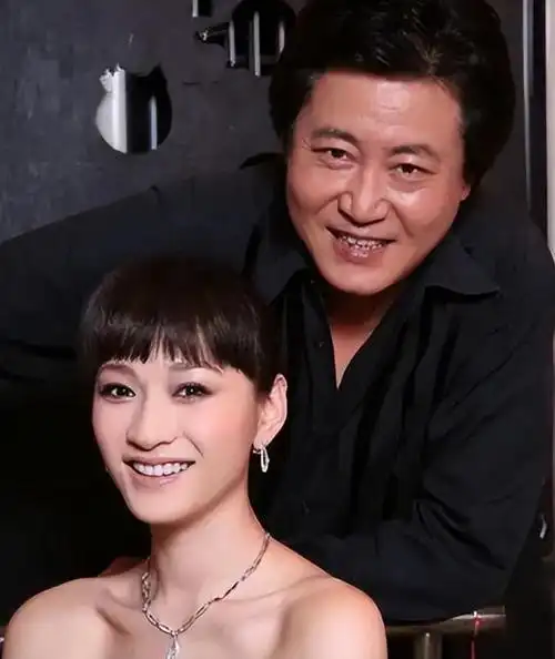 在孙东海的甜言蜜语和"糖衣炮弹"猛攻下,29岁的李小冉投入了孙东海的