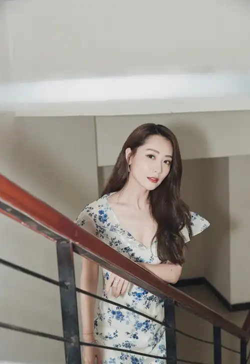 白冰露肩白裙性感写真图片33