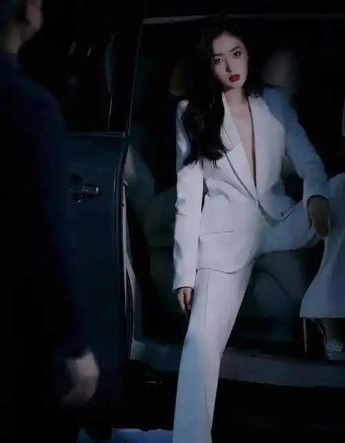 张天爱的"西装暴徒"太自信了,穿西装配高跟鞋,女王气场全开_身材_御姐