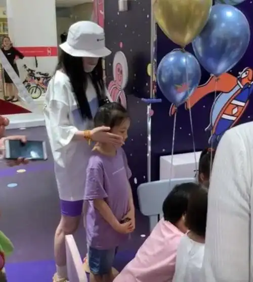 李小璐陪女儿逛超市甜馨呆萌又可爱渴望玩游戏的眼神亮了