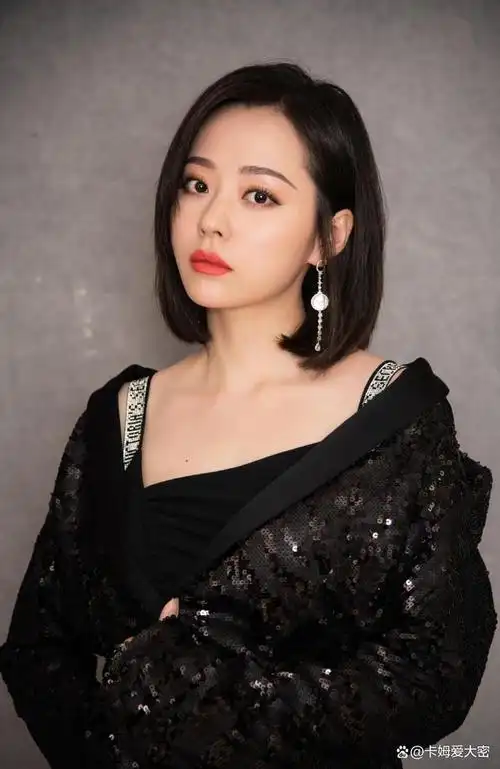 张靓颖个人演唱会上的黑色超短礼服引发了网友们的争议.