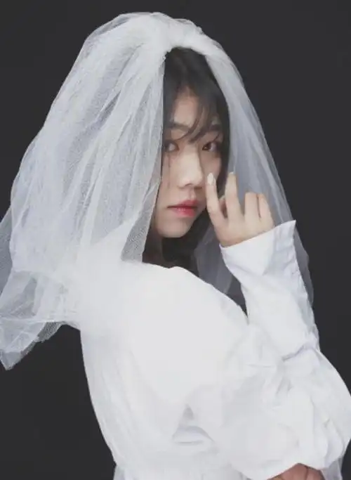 只见高丫抬起一只细长的手,虚空一指,眼神略带柔美,引人注目.