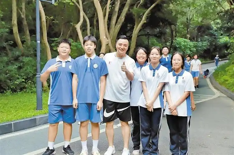 南头城学校校长程磊(前排中)与学生们合影. 南头城学校供图