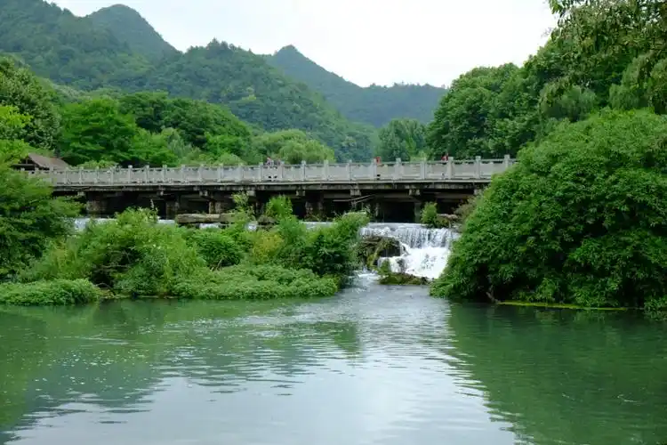 它融真山真水,田园景色,民族风情为一体,被誉为贵州高原明珠.