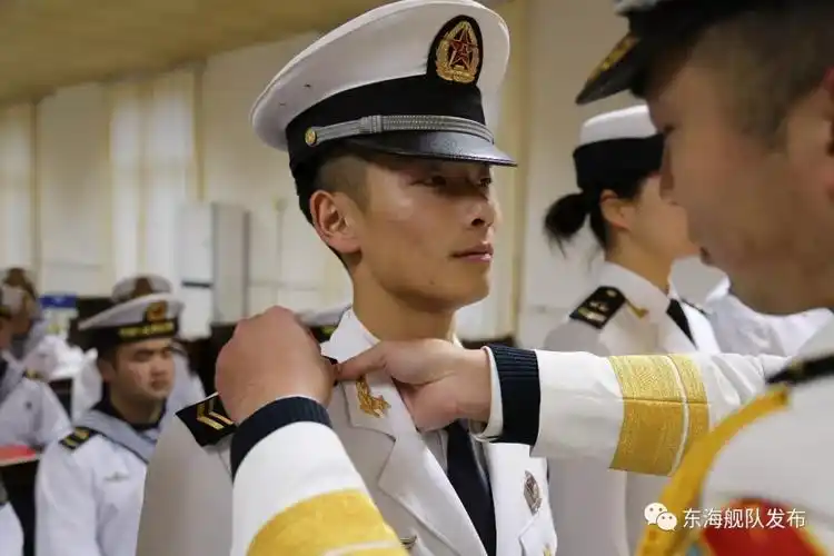 荣耀时刻东部战区海军举行士官晋升军衔仪式