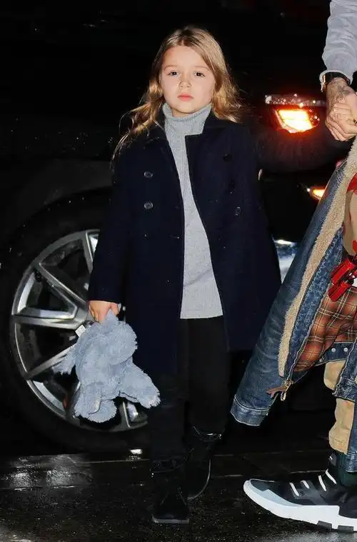 小七露出最灿烂的笑容贝嫂维多利亚小七天生就是个明星