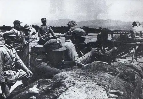 这是中国军队在卢沟桥抗击日军的进攻.(资料照片)