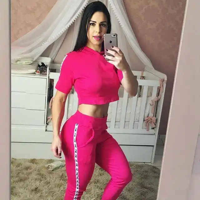 让人佩服的健身妈妈,怀孕期间身材不臃肿,产后短时间恢复身材