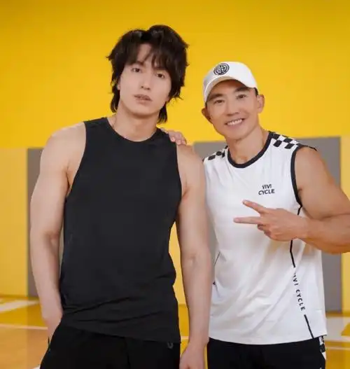 圈",晒出了自己和中年男明星的多张合照,从任贤齐到李光洁再到言承旭