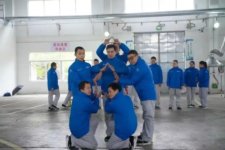 士气展示冠军——猛虎1队士气展示是邦固一年一度的团队活动,台上一