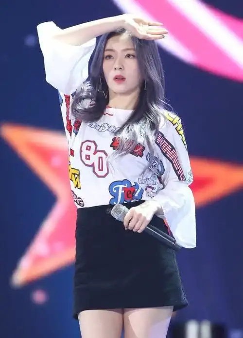 韩国神颜裴珠泫一袭白裙亮相肉呼呼的手臂好抢眼吃胖了