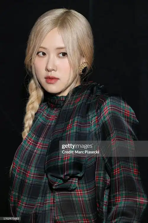 朴彩英亮相巴黎时装周##朴彩英圣罗兰全球品牌大使