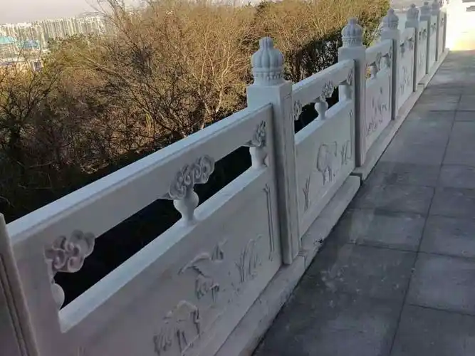 汉白玉石栏杆的造型和样式多种多样,从工艺上又有浮雕石栏杆,镂空石