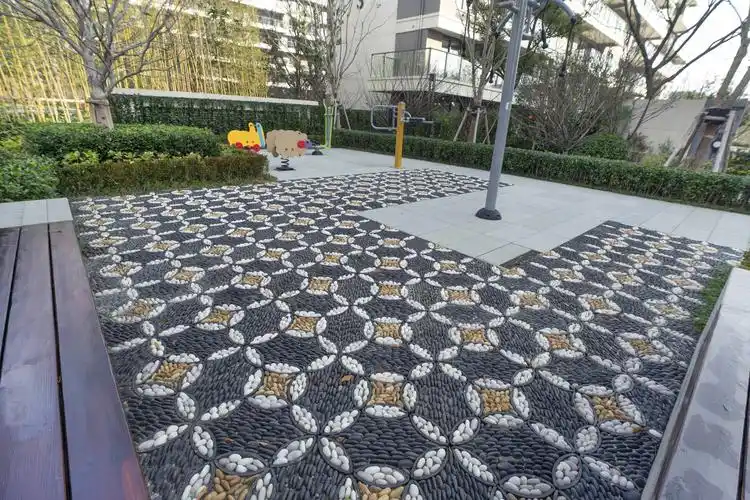 黑白黄三色鹅卵石健身铺装场地,传统材料的现代演绎