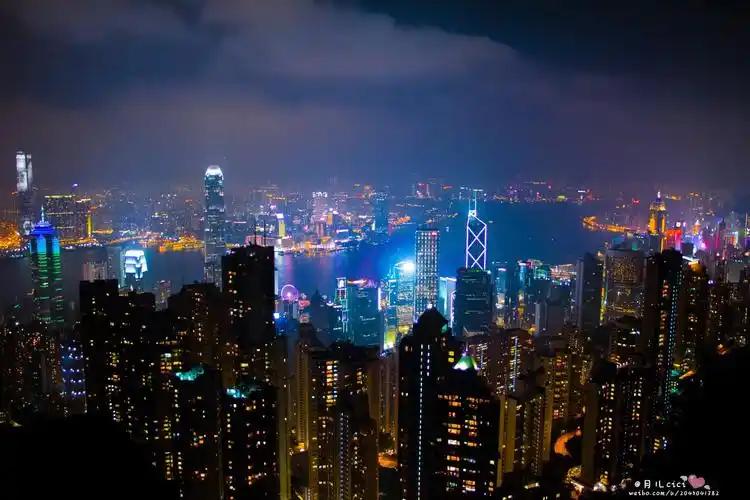 登上凌霄阁俯瞰香港夜景,香港全貌尽收眼底.