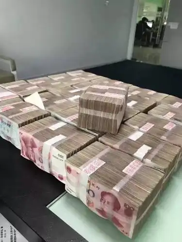 合肥一土豪公司年会现场发了这么多钱!你们家的年会大奖是什么?