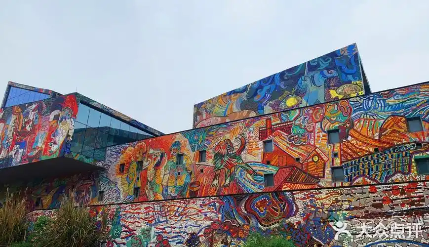 川美罗中立美术馆整个楼非常有特色外立面通体都是用