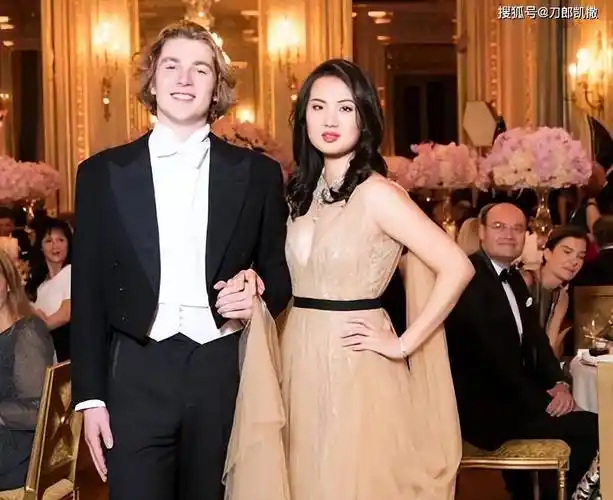 往日低调的风格,亲自为姚安娜压阵,接受法国知名杂志拍摄全家福的请求