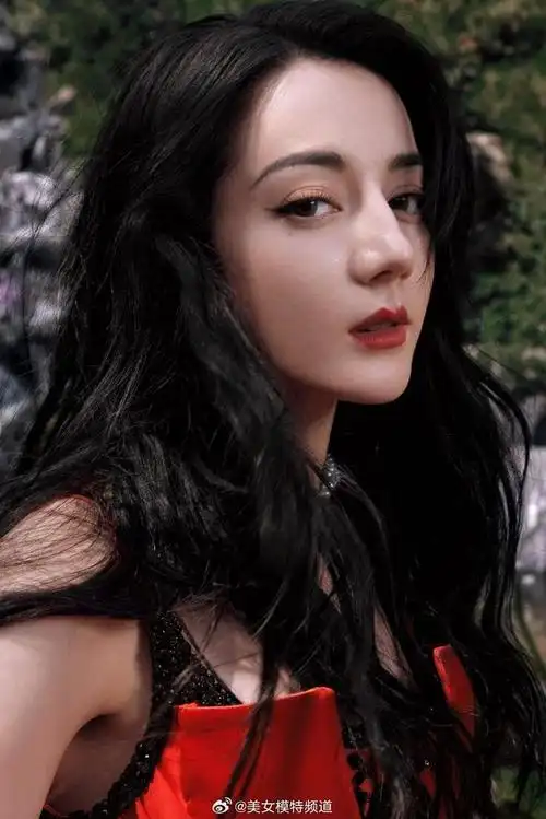 迪丽热巴一袭红色刺绣礼服五官立体眼神深邃迷人