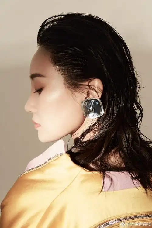 为时尚健康拍摄了一组时装大片,时而身着米色长裙显露优雅