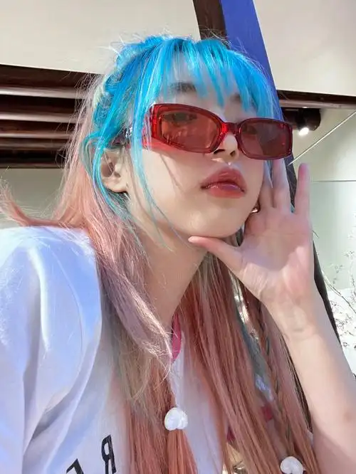 这次干脆把它们弄到我的头发上99这个渐变发色真的很适合多种风格!