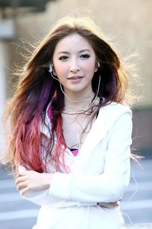 许维恩深v露半球湿身泡澡被看光