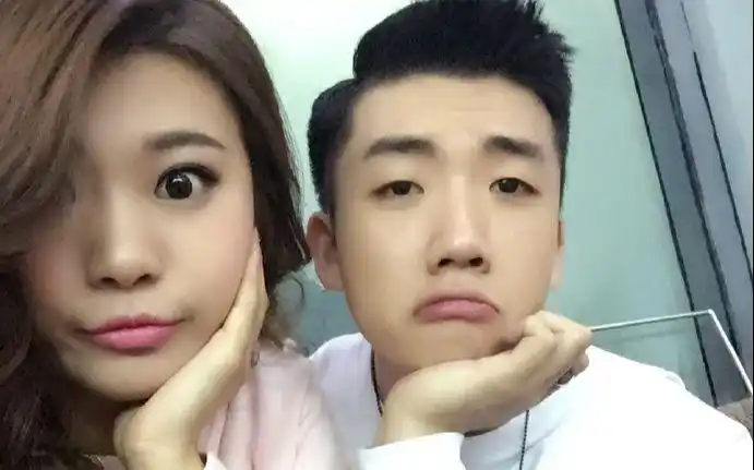 低调组合张馨月化妆后鬼脸花絮