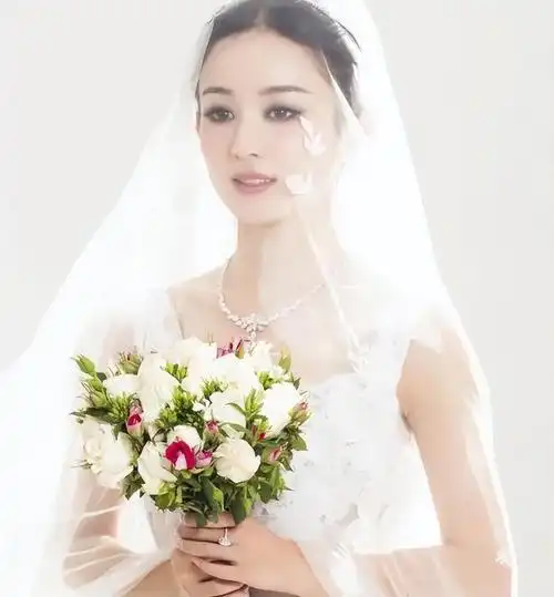 曝赵丽颖复婚要补办婚礼婆婆送1亿豪宅求和情侣装夜宿被曝