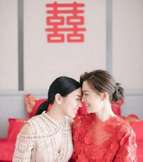 原创31岁香港女星文咏珊晒婚仪式照片黄金珠宝豪气十足