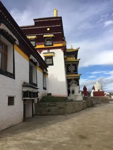 达扎寺位于若尔盖县城,是一座有三百多年历史的格鲁派藏传寺庙.